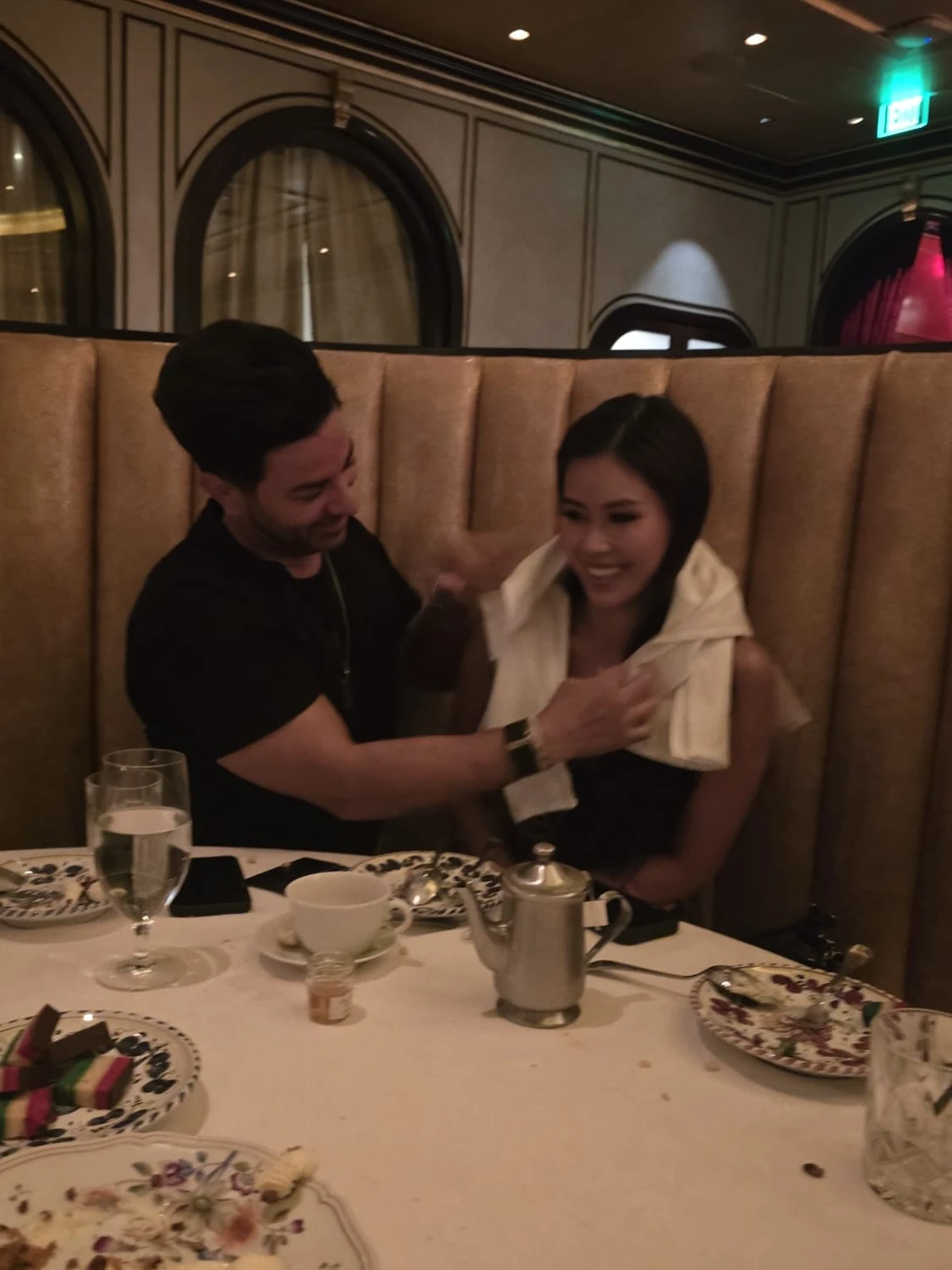 Mối quan hệ của con gái tỷ phú Johnathan Hạnh Nguyễn và gia đình chồng Dubai sau đám cưới - Hình 8