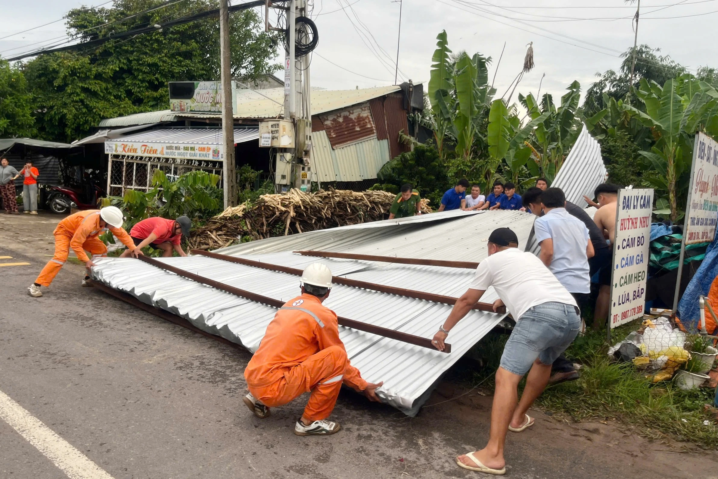 Mưa lớn kèm lốc xoáy ở Tây Ninh khiến một người tử vong, 65 căn nhà tốc mái - Hình 1