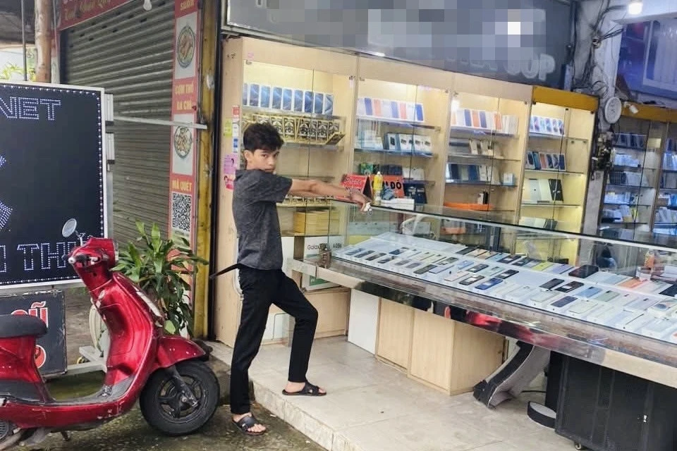 Thanh niên giả vờ mua iPhone rồi cướp giật điện thoại ở Đồng Nai - Hình 1