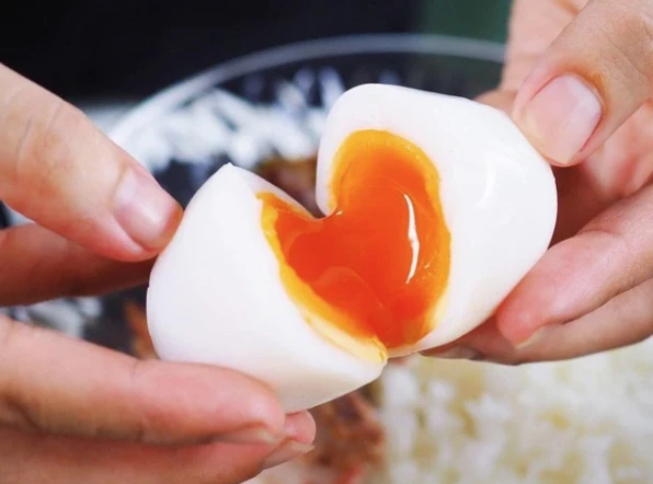 Vẫn là trứng và thịt băm nhưng tôi đã làm món ngon hơn hẳn trứng đúc thịt thông thường - Hình 1