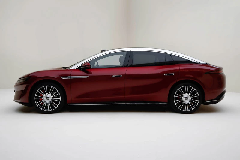 Xe sedan dài hơn 5,2 mét, công suất 764 mã lực, trang bị tiên tiến, giá gần 1 tỷ đồng - Hình 3