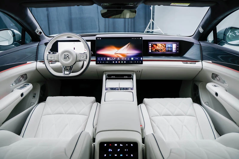 Xe sedan dài hơn 5,2 mét, công suất 764 mã lực, trang bị tiên tiến, giá gần 1 tỷ đồng - Hình 5