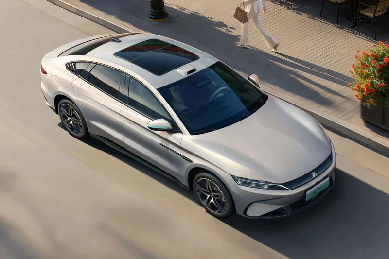 Xe sedan dài hơn 5,2 mét, công suất 764 mã lực, trang bị tiên tiến, giá gần 1 tỷ đồng - Hình 1