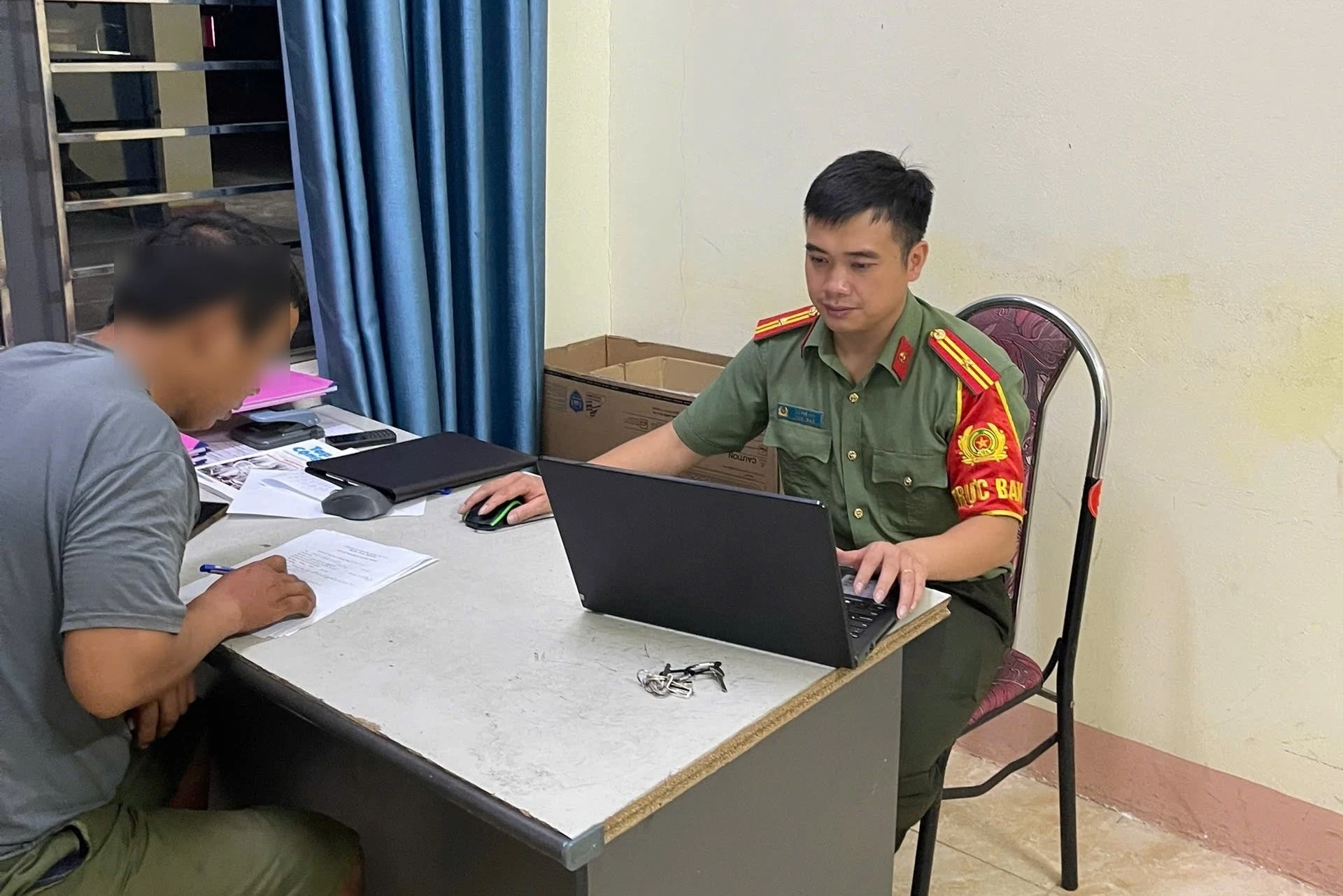 Xử phạt người đàn ông đăng tin mưa lũ gây sạt lở hết đường - Hình 1