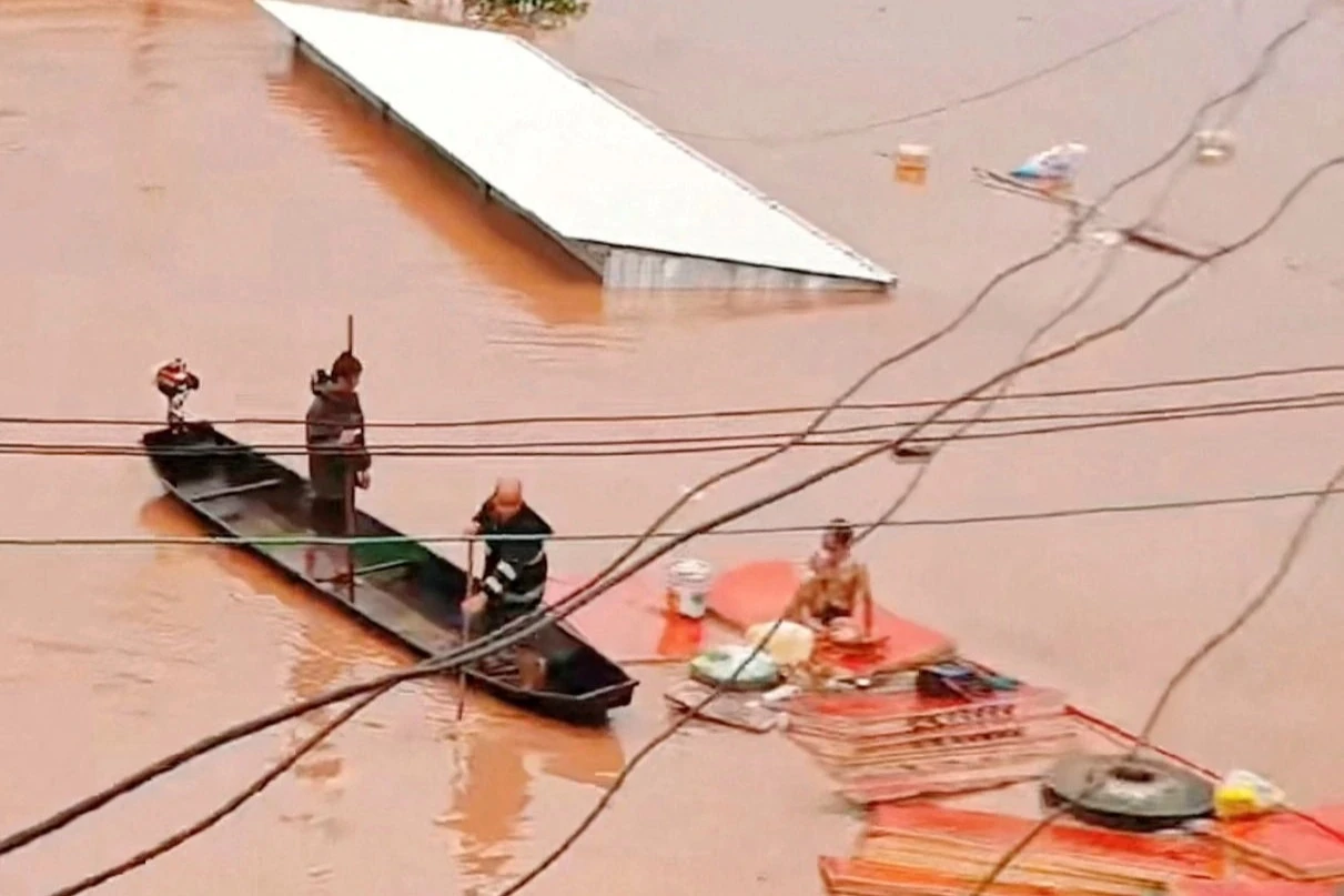 Trung Quốc sơ tán hàng chục nghìn người do bão Narra - Hình 2