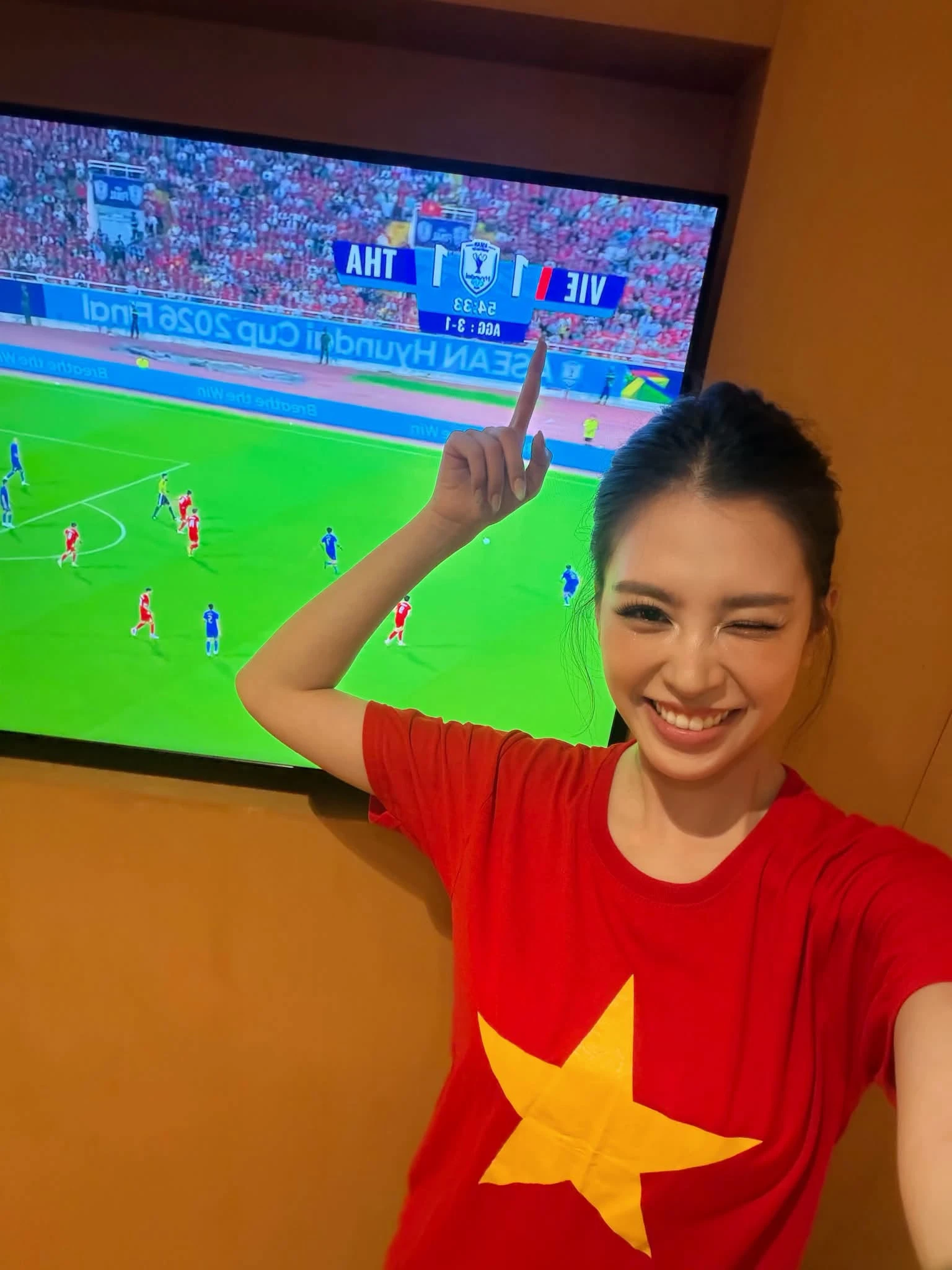 Mỹ Tâm - Sơn Tùng và cả showbiz ăn mừng ĐT Việt Nam vô địch, Hoà Minzy check-in SVĐ Mỹ Đình, Diệu Nhi - Lan Ngọc hẹn đi bão - Hình 8
