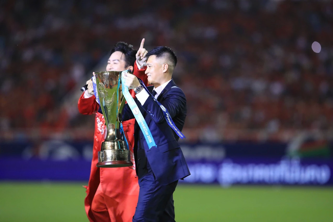 Mỹ Tâm - Sơn Tùng và cả showbiz ăn mừng ĐT Việt Nam vô địch, Hoà Minzy check-in SVĐ Mỹ Đình, Diệu Nhi - Lan Ngọc hẹn đi bão - Hình 1