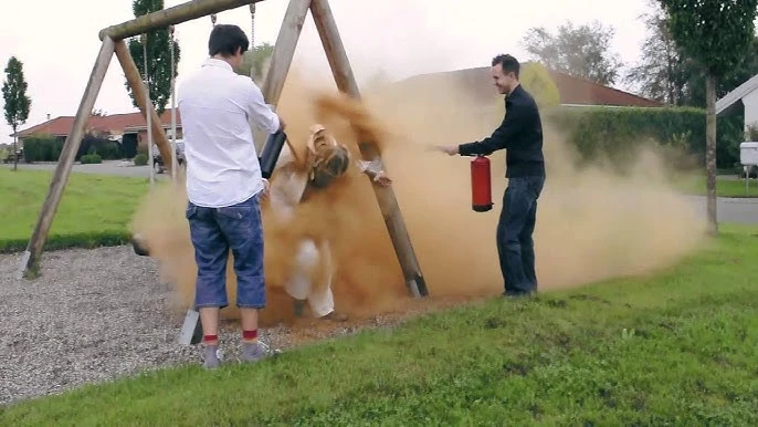 Sinh nhật khó quên ở Đan Mạch: 25 tuổi mà vẫn ế có thể bị bạn bè trói vào cột, phủ đầy bột quế - Hình 4