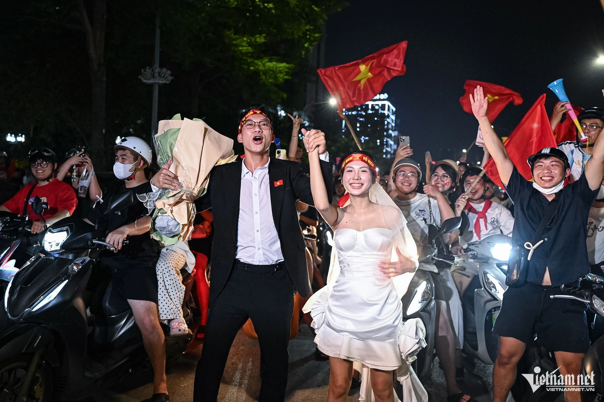 Độc lạ dụng cụ đi bão của người Hà Nội mừng tuyển Việt Nam vô địch - Hình 7