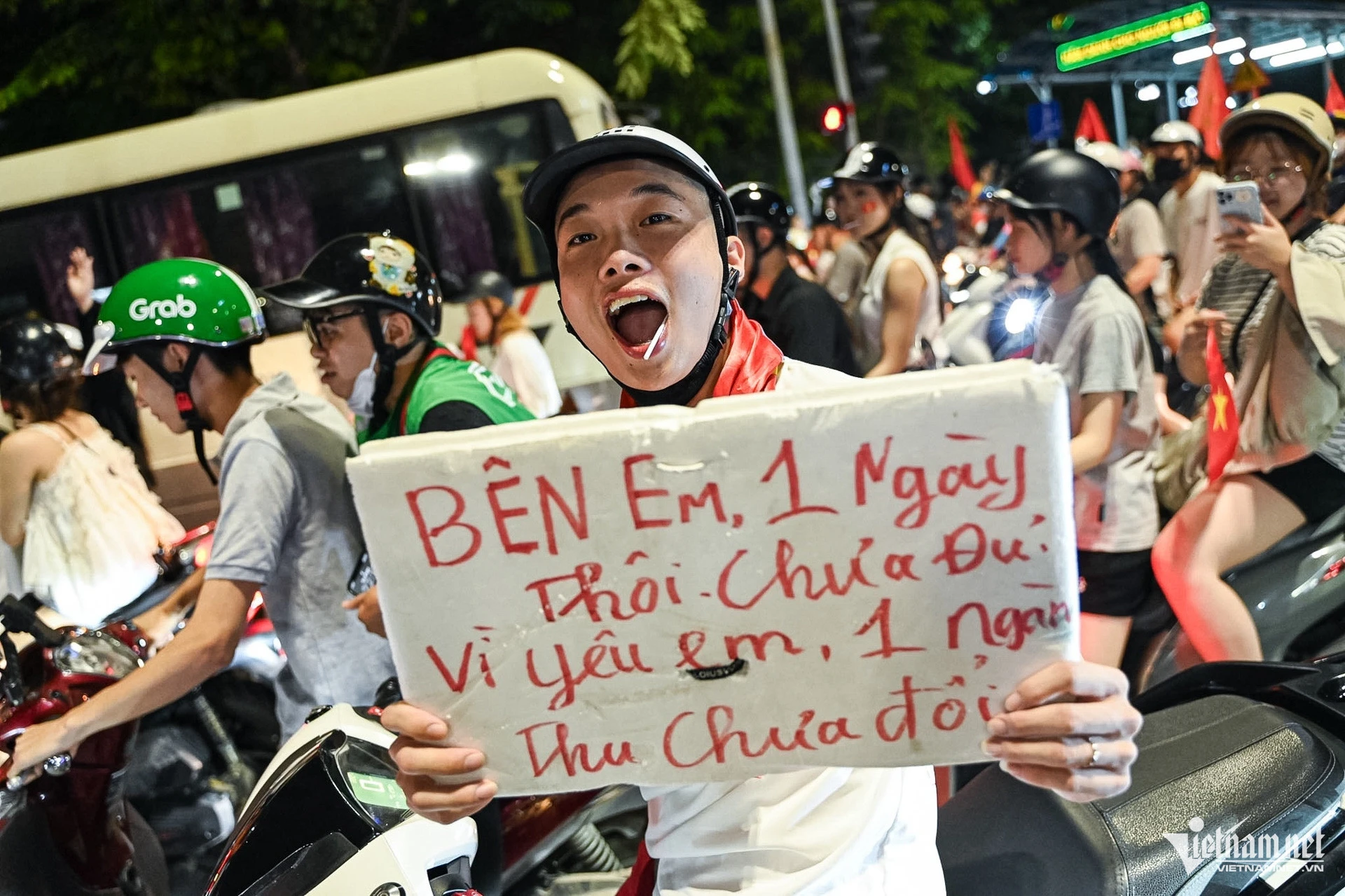 Độc lạ dụng cụ đi bão của người Hà Nội mừng tuyển Việt Nam vô địch - Hình 8