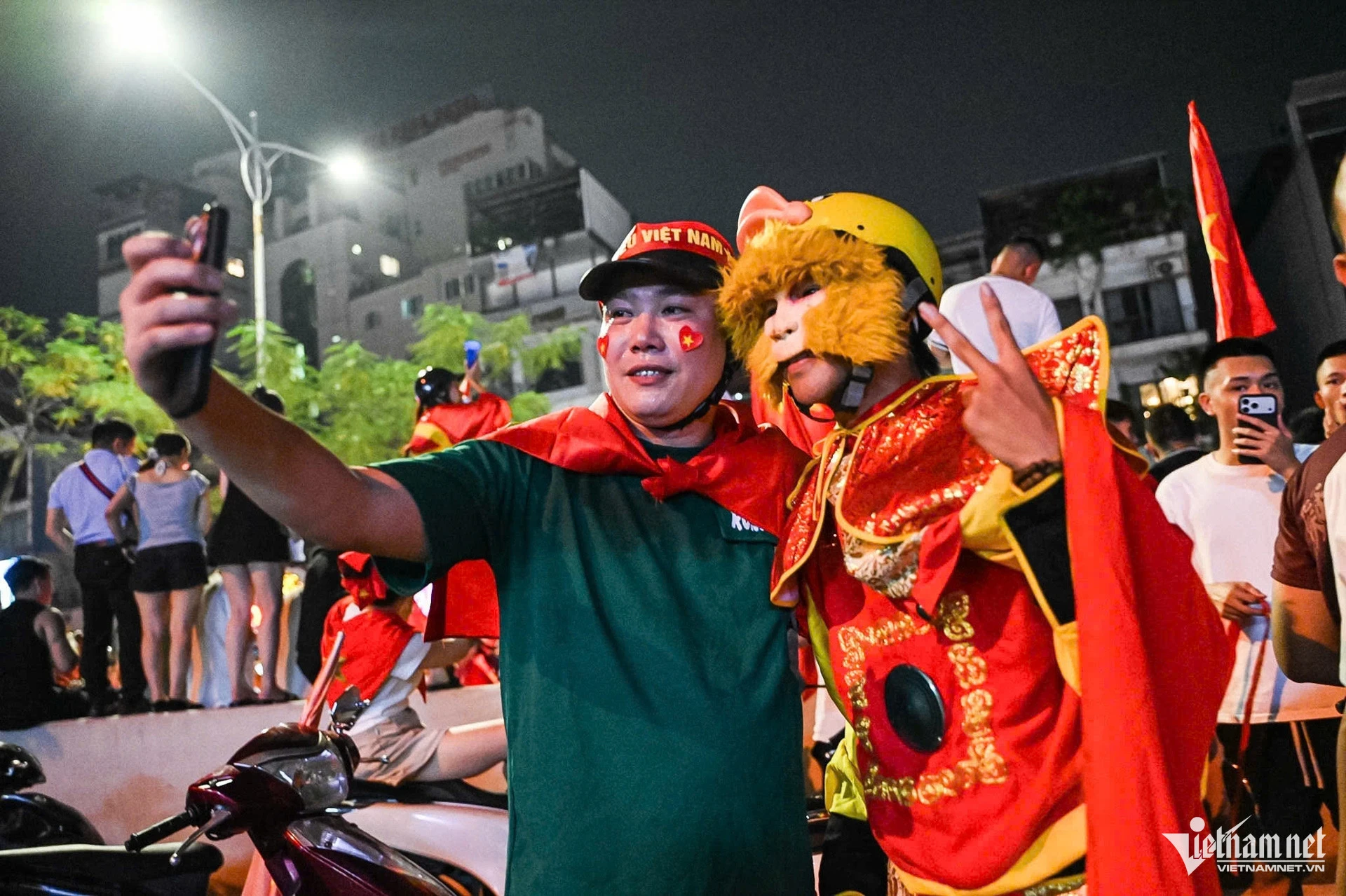 Độc lạ dụng cụ đi bão của người Hà Nội mừng tuyển Việt Nam vô địch - Hình 11