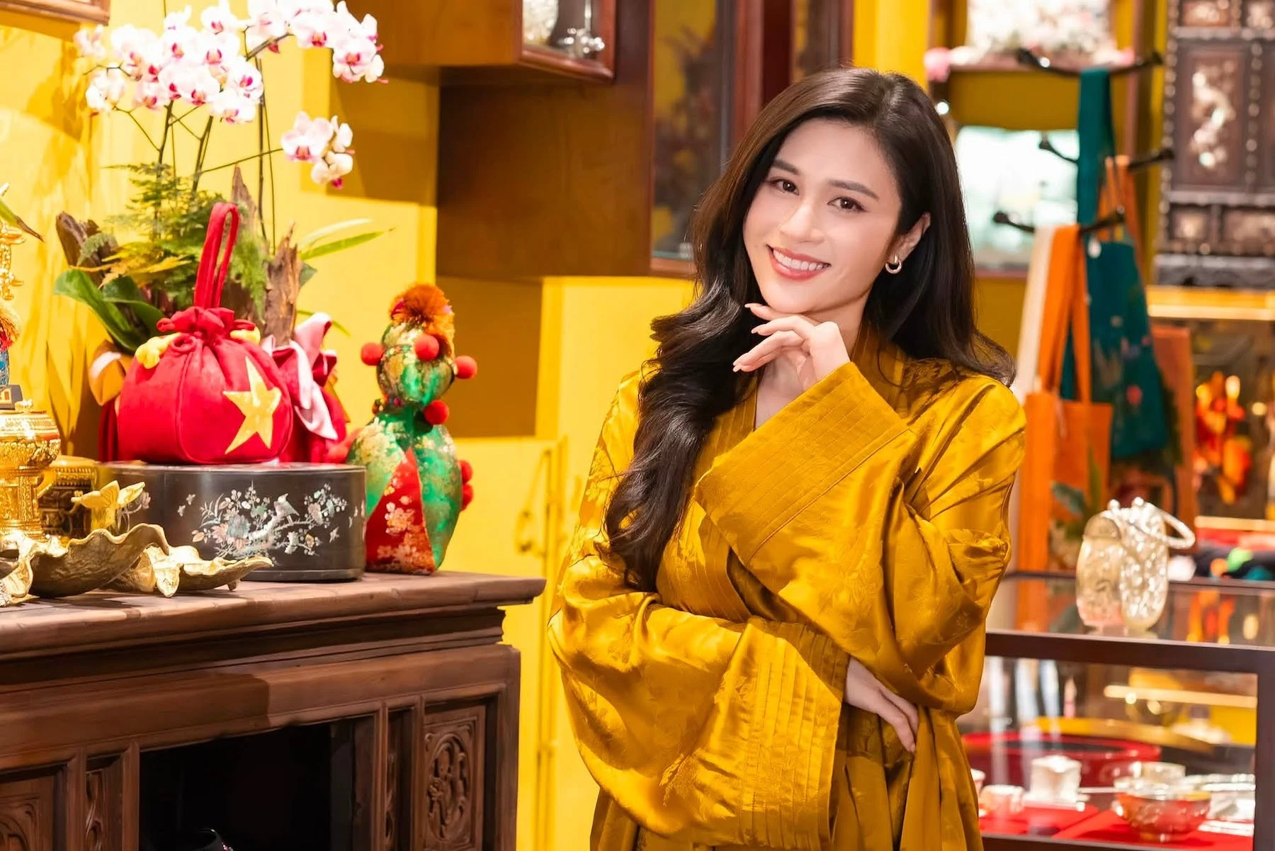 Đời thường đẹp mê li của BTV Thời sự 19h VTV, NSƯT Lan Anh vai trần gợi cảm - Hình 3