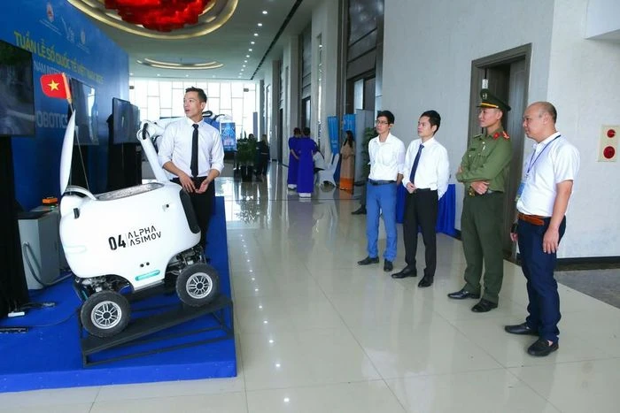Hà Nội thử nghiệm xe buýt tự hành, robotaxi và robot giao hàng - Hình 1