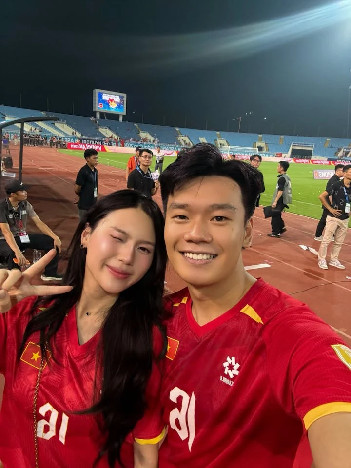Hotgirl Tuyên Quang tung loạt khoảnh khắc tình tứ ngọt ngào bên lá chắn thép Thành Chung sau chức vô địch, đón chồng về biệt thự bạc tỷ - Hình 3