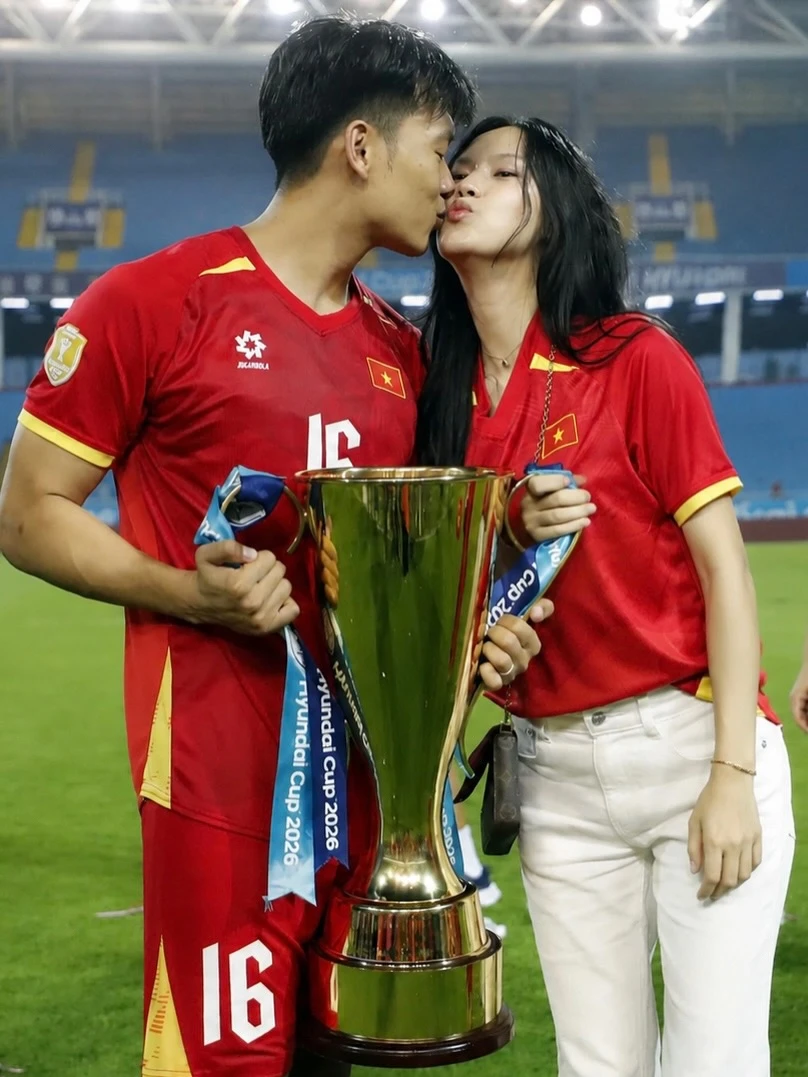 Hotgirl Tuyên Quang tung loạt khoảnh khắc tình tứ ngọt ngào bên lá chắn thép Thành Chung sau chức vô địch, đón chồng về biệt thự bạc tỷ - Hình 1