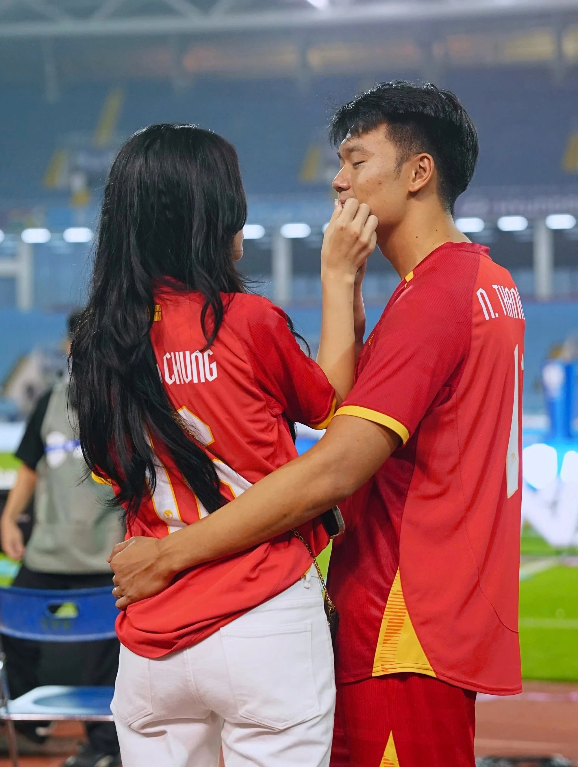 Hotgirl Tuyên Quang tung loạt khoảnh khắc tình tứ ngọt ngào bên lá chắn thép Thành Chung sau chức vô địch, đón chồng về biệt thự bạc tỷ - Hình 2
