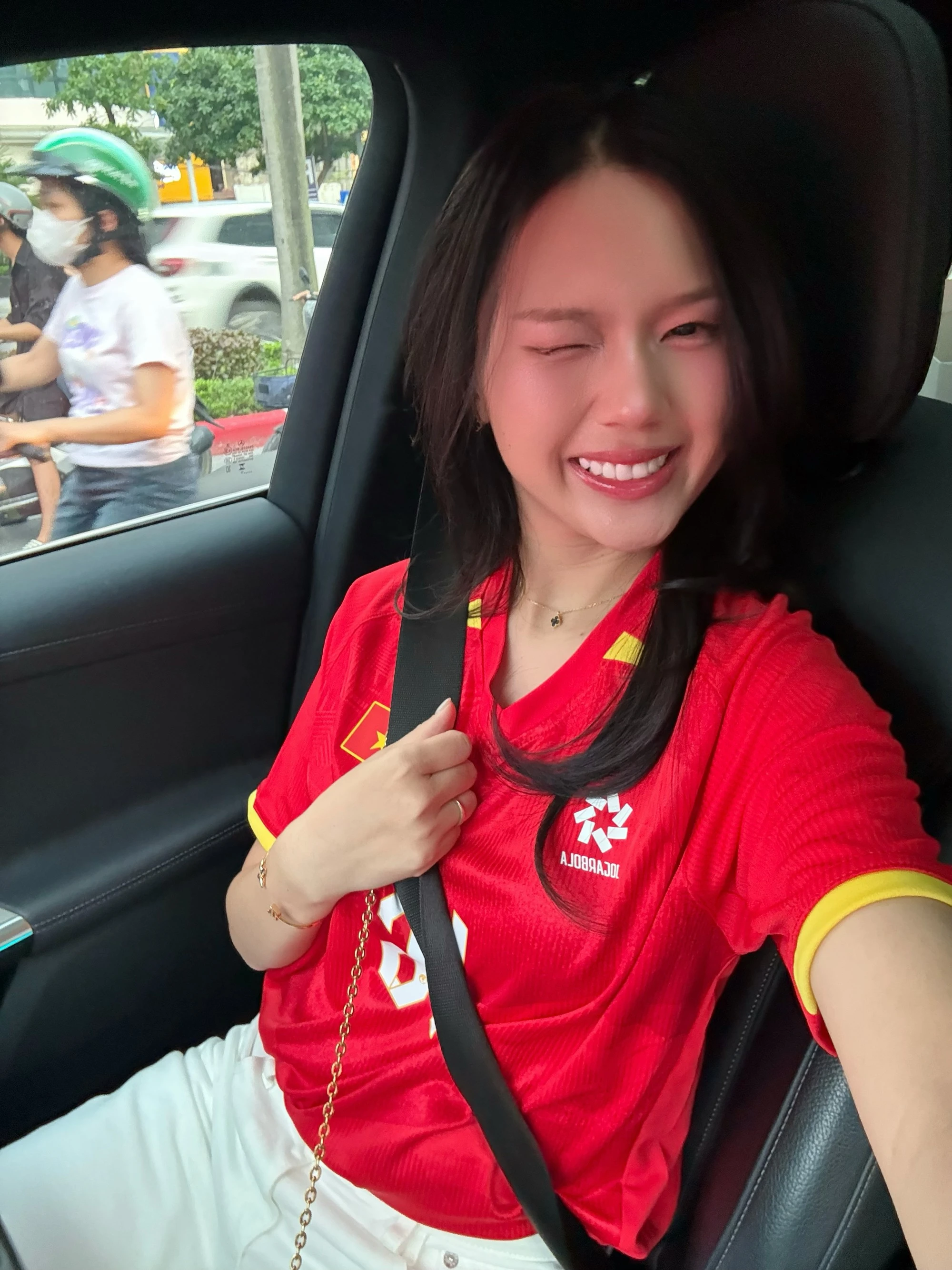 Hotgirl Tuyên Quang tung loạt khoảnh khắc tình tứ ngọt ngào bên lá chắn thép Thành Chung sau chức vô địch, đón chồng về biệt thự bạc tỷ - Hình 5