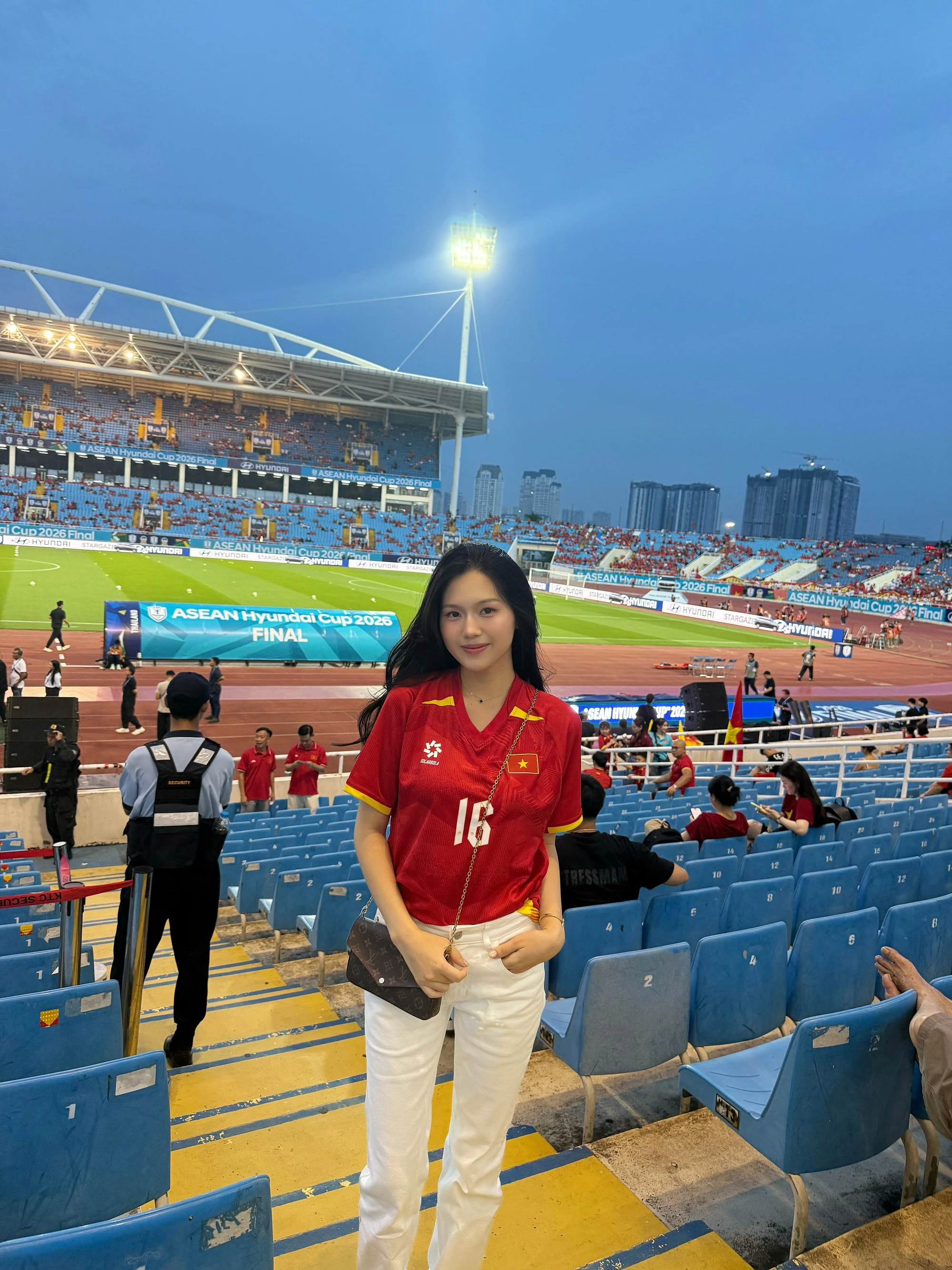 Hotgirl Tuyên Quang tung loạt khoảnh khắc tình tứ ngọt ngào bên lá chắn thép Thành Chung sau chức vô địch, đón chồng về biệt thự bạc tỷ - Hình 4