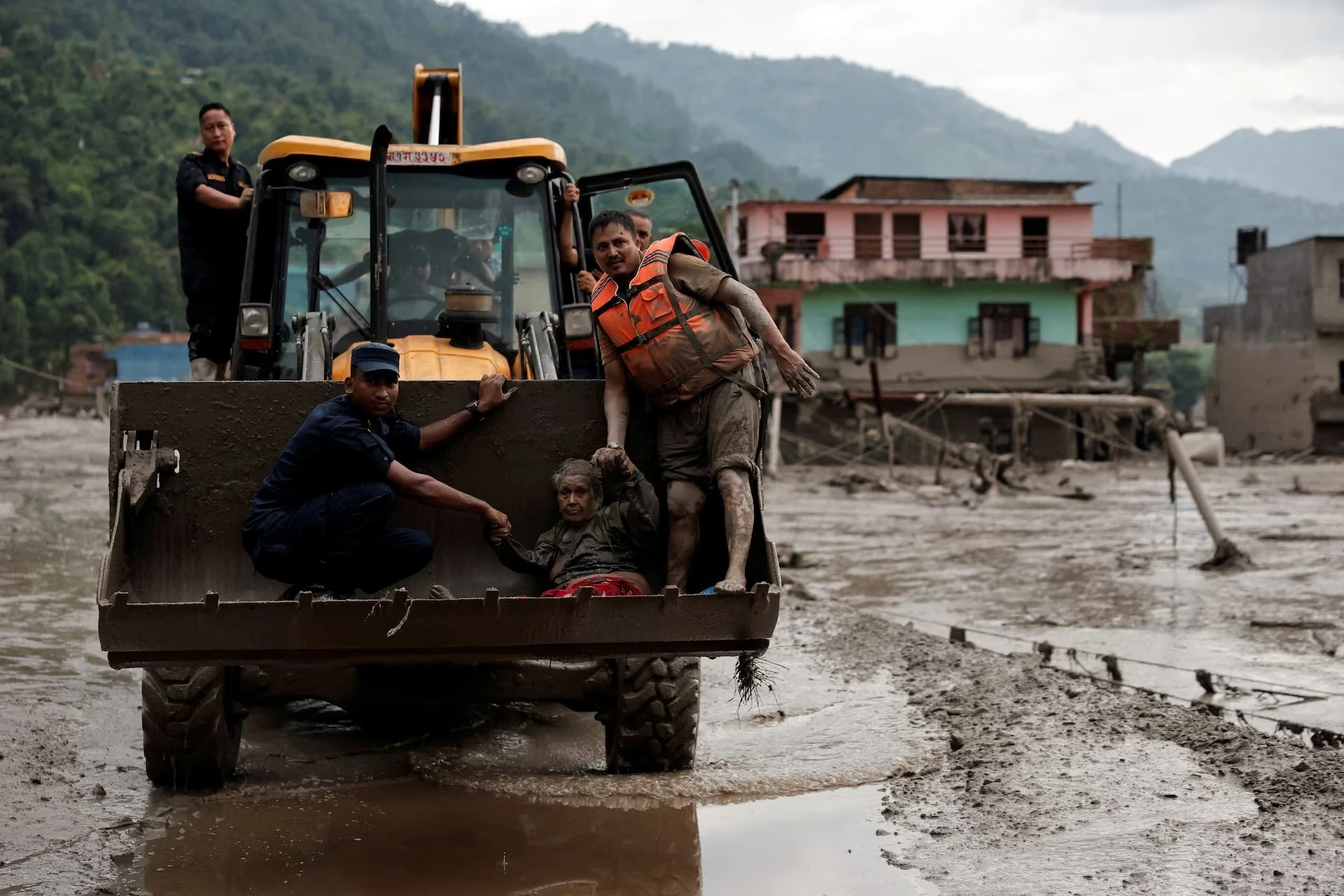 Lũ quét tử thần san phẳng làng mạc ở Nepal, gần 1.400 người mất tích - Hình 1