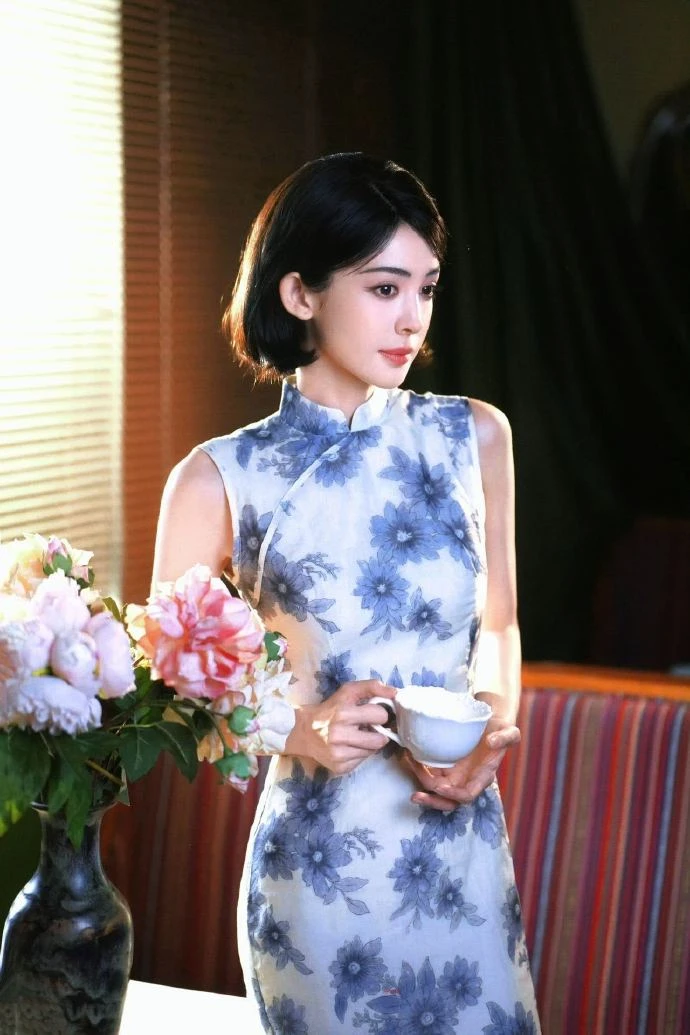 Nữ thần sườn xám đang viral khắp Trung Quốc: Đường cong chữ S khét thật sự, đẹp chuẩn mỹ nhân - Hình 4