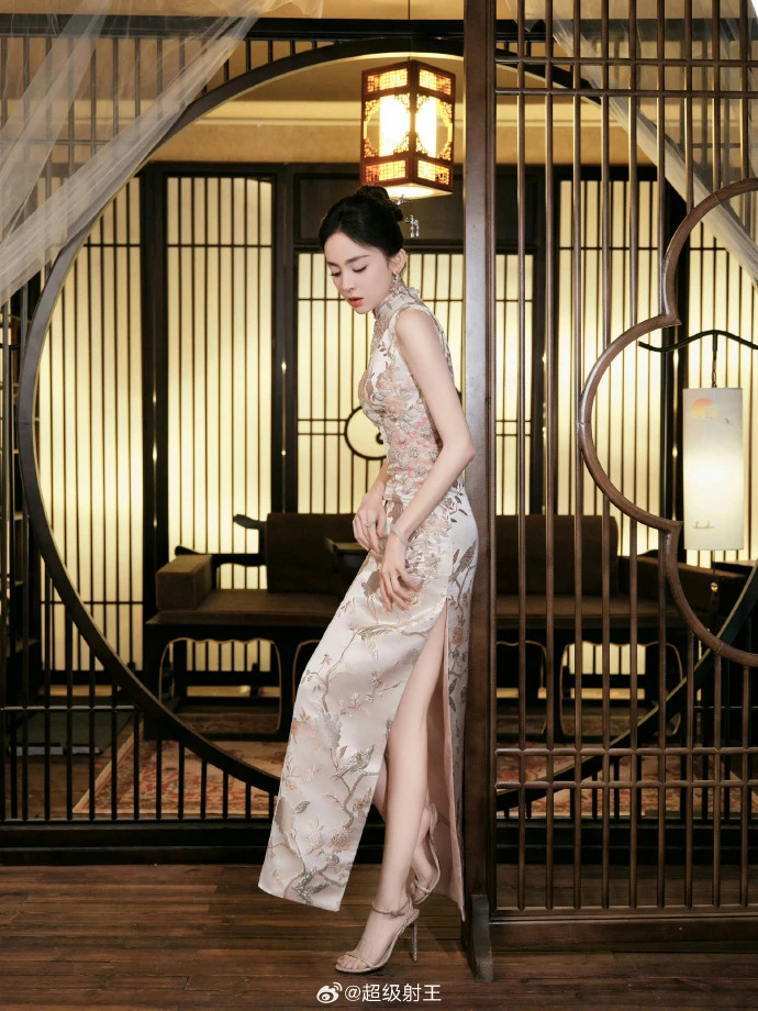 Nữ thần sườn xám đang viral khắp Trung Quốc: Đường cong chữ S khét thật sự, đẹp chuẩn mỹ nhân - Hình 11