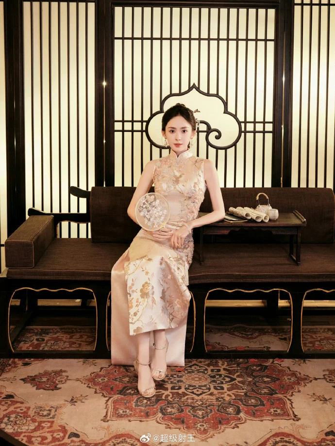 Nữ thần sườn xám đang viral khắp Trung Quốc: Đường cong chữ S khét thật sự, đẹp chuẩn mỹ nhân - Hình 10