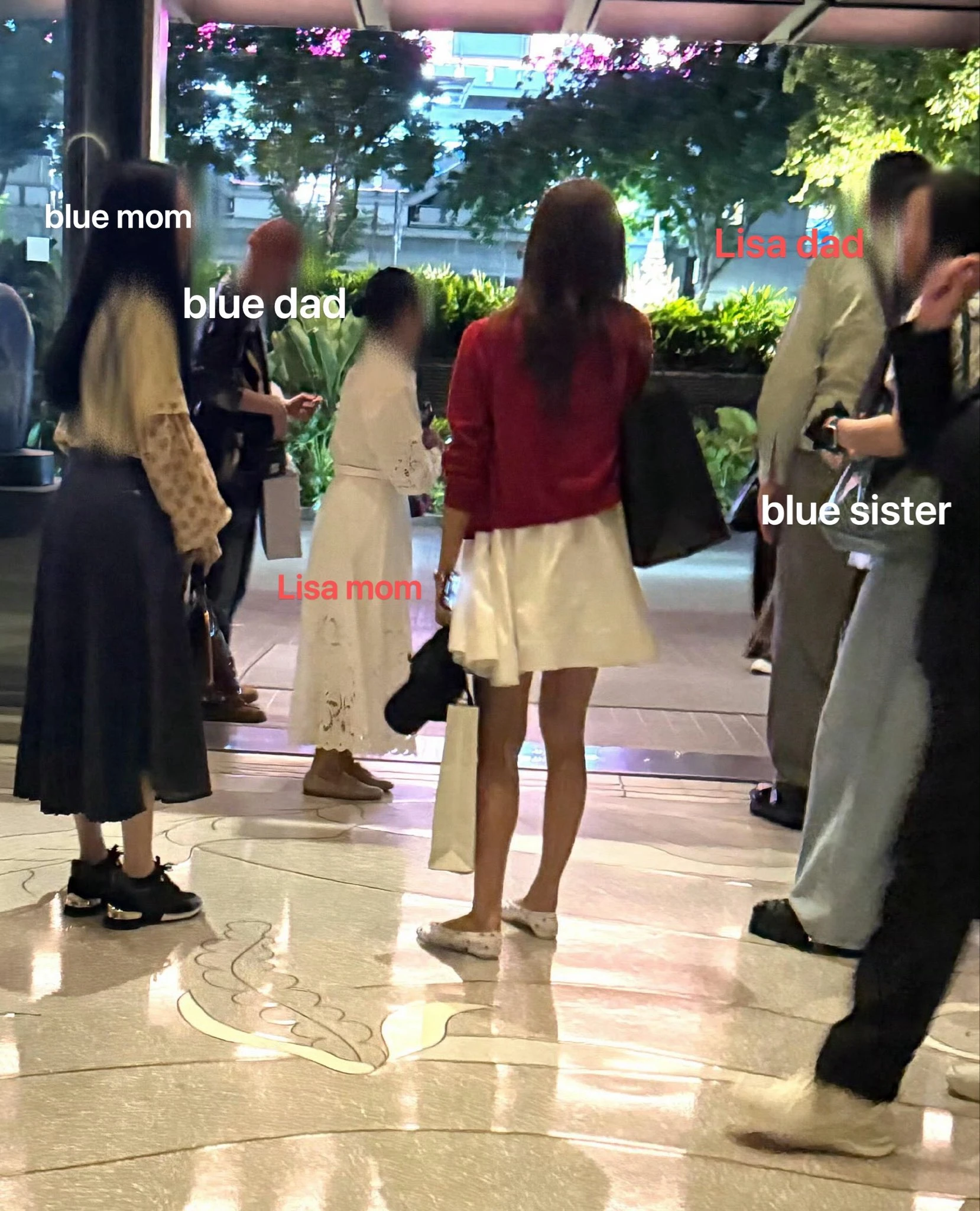 Lisa (BLACKPINK) đang đắm chìm trong mối tình ngọt ngào với hồng hài nhi Blue Pongtiwat kém 3 tuổi - Hình 5
