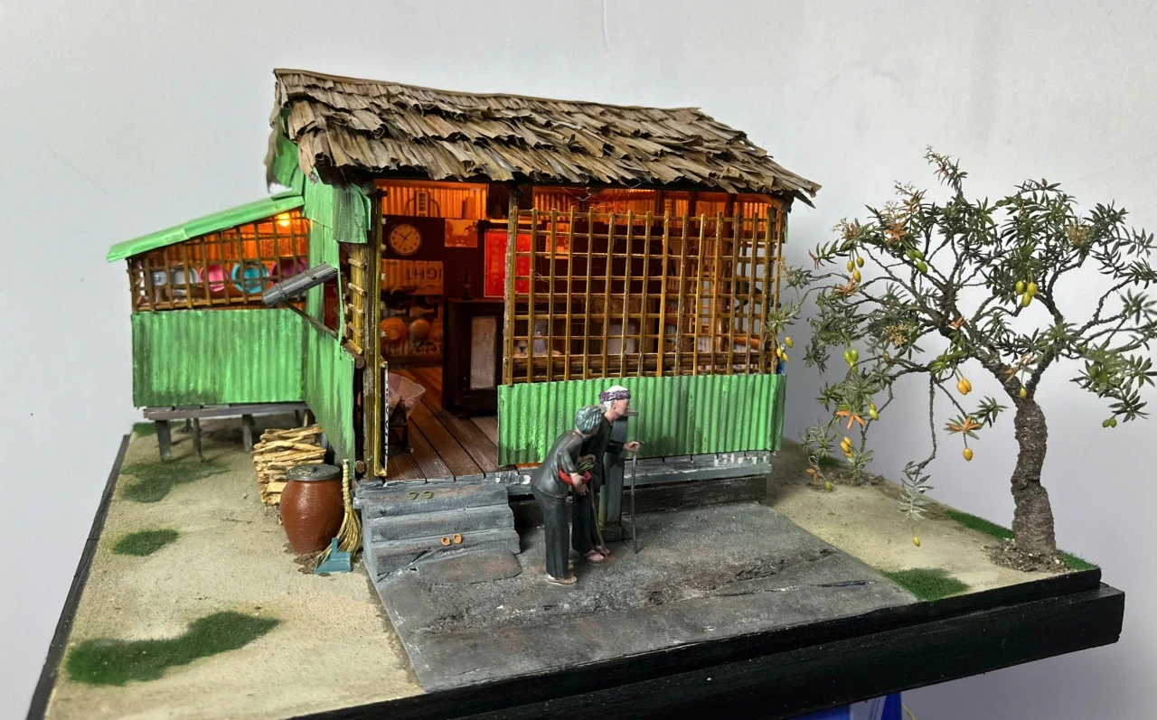 Vợ chồng Cà Mau biến đũa tre, vỏ lon bia thành những ngôi nhà đầy ký ức - Hình 2