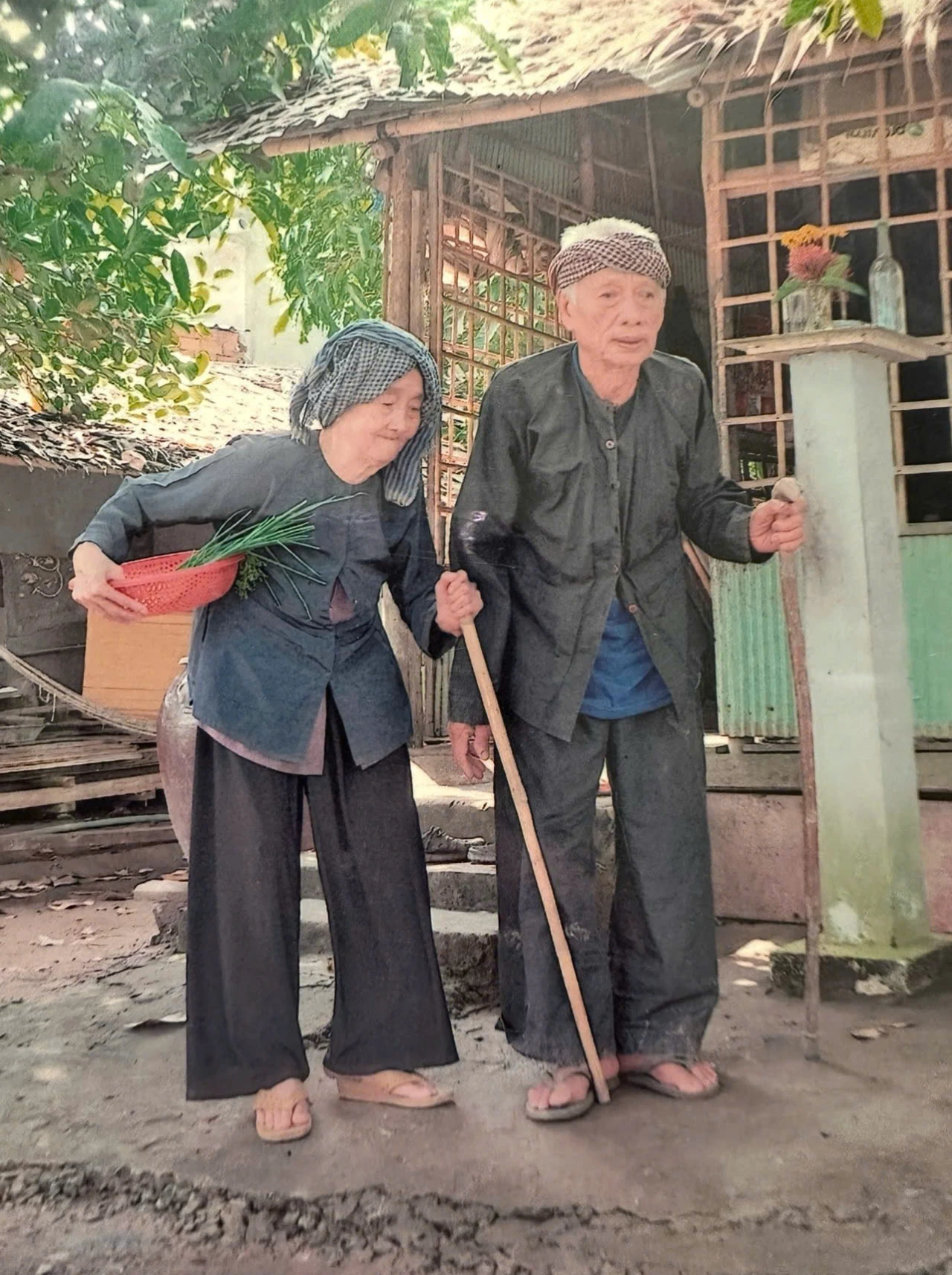 Vợ chồng Cà Mau biến đũa tre, vỏ lon bia thành những ngôi nhà đầy ký ức - Hình 1
