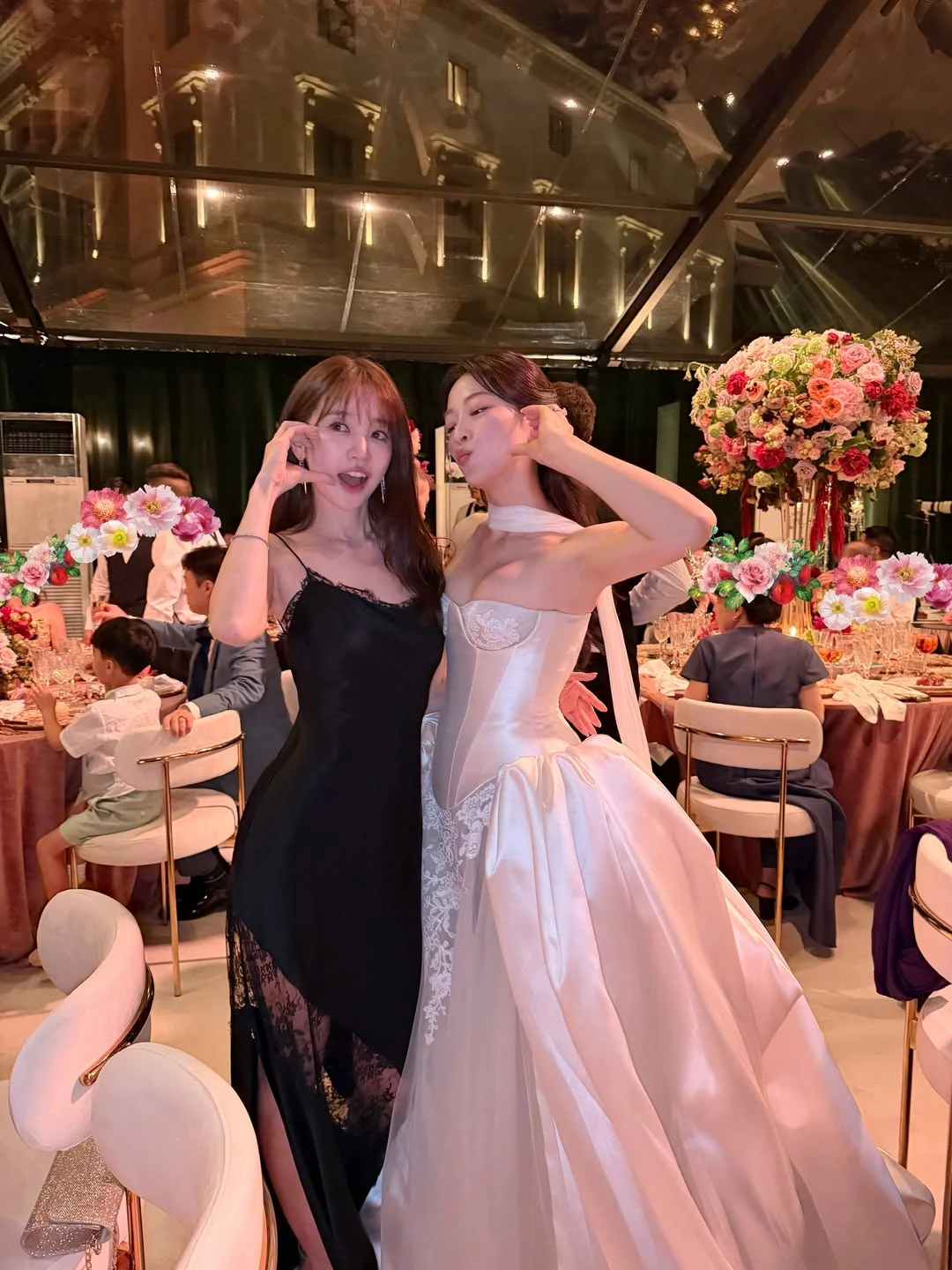 Yoon Eun Hye lên tiếng thẳng giữa chỉ trích gây sự chú ý, lấn át cô dâu khi đi đám cưới - Hình 2