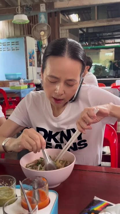 Cách dùng đũa kỳ lạ của Madam Pang - Hình 3