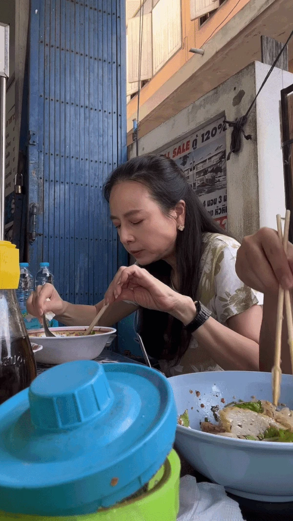 Cách dùng đũa kỳ lạ của Madam Pang - Hình 4