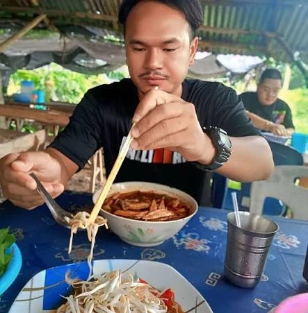 Cách dùng đũa kỳ lạ của Madam Pang - Hình 2