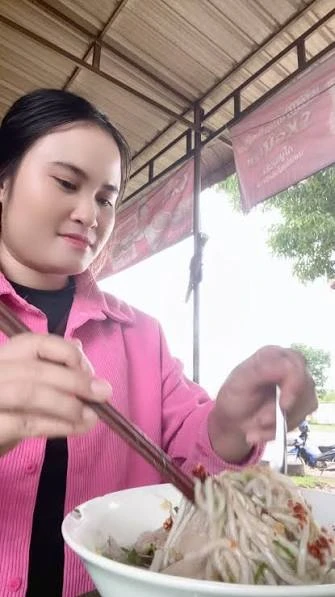 Cách dùng đũa kỳ lạ của Madam Pang - Hình 1