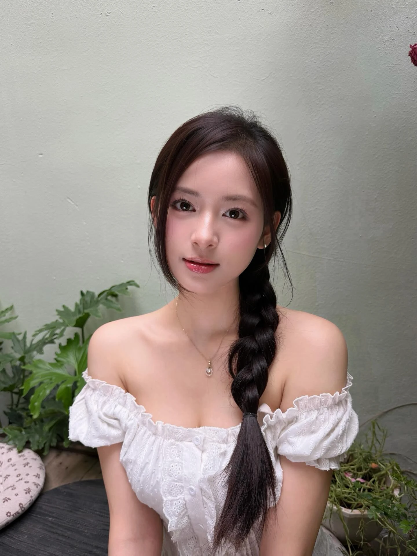 Nàng thơ Vbiz gây sốt vì giống cả showbiz: Từ Kim Ji Won, Đỗ Thị Hà đến mỹ nhân đẹp nhất thế giới - Hình 6