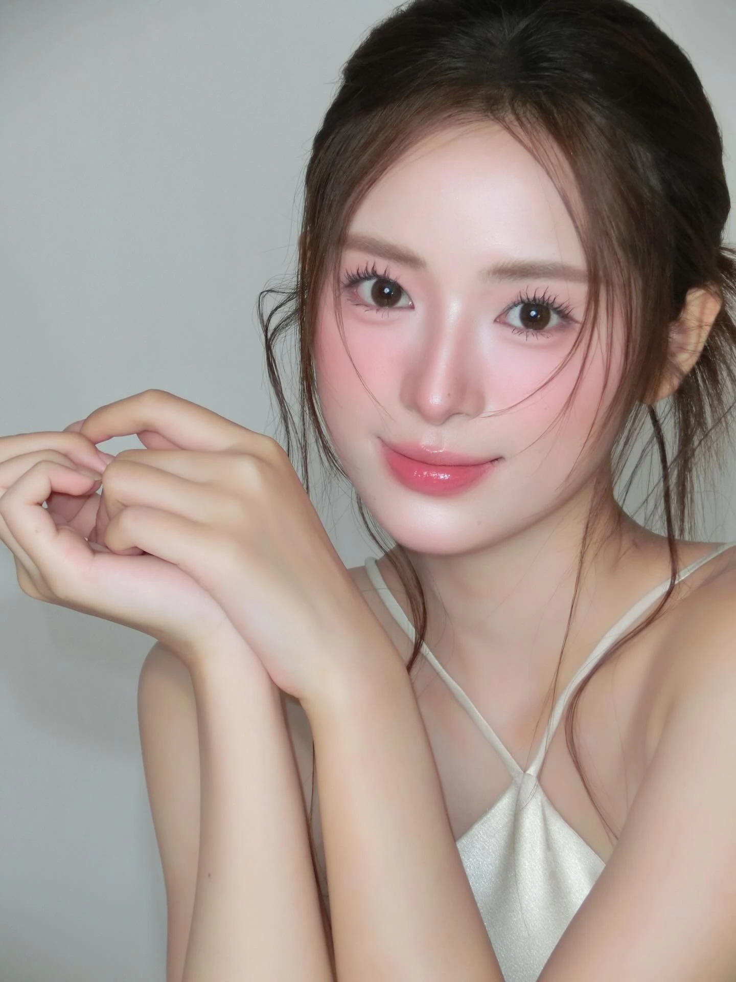 Nàng thơ Vbiz gây sốt vì giống cả showbiz: Từ Kim Ji Won, Đỗ Thị Hà đến mỹ nhân đẹp nhất thế giới - Hình 3