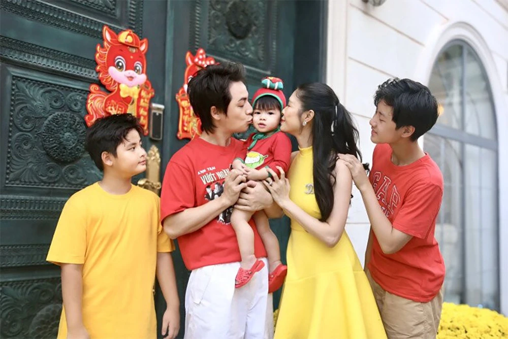 2 nam ca sĩ sinh con một bề: Người làm bạn với vợ cũ, người hạnh phúc gần 20 năm - Hình 6