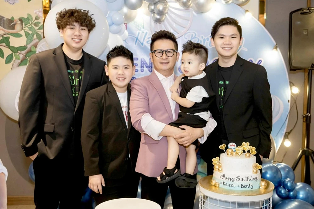 2 nam ca sĩ sinh con một bề: Người làm bạn với vợ cũ, người hạnh phúc gần 20 năm - Hình 3