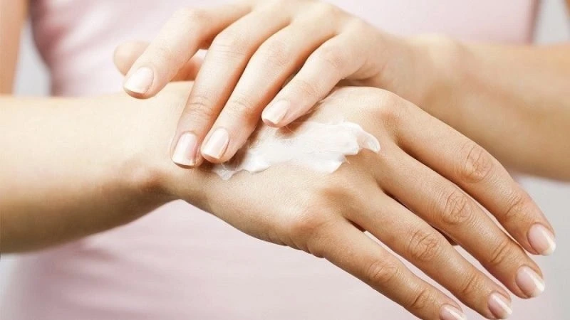 Bí quyết dưỡng da tay mềm mịn, trắng hồng tự nhiên đơn giản, hiệu quả ngay tại nhà - Hình 2