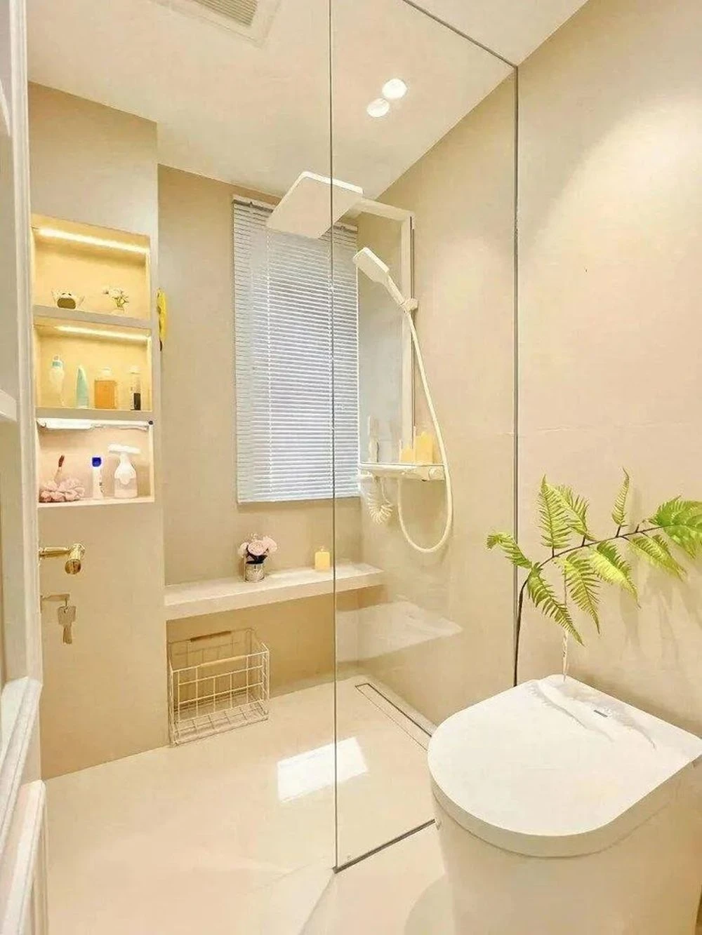 Từng là chân ái của nhiều gia đình, vì sao vách kính phòng tắm đang dần bị cân nhắc thay thế? - Hình 1