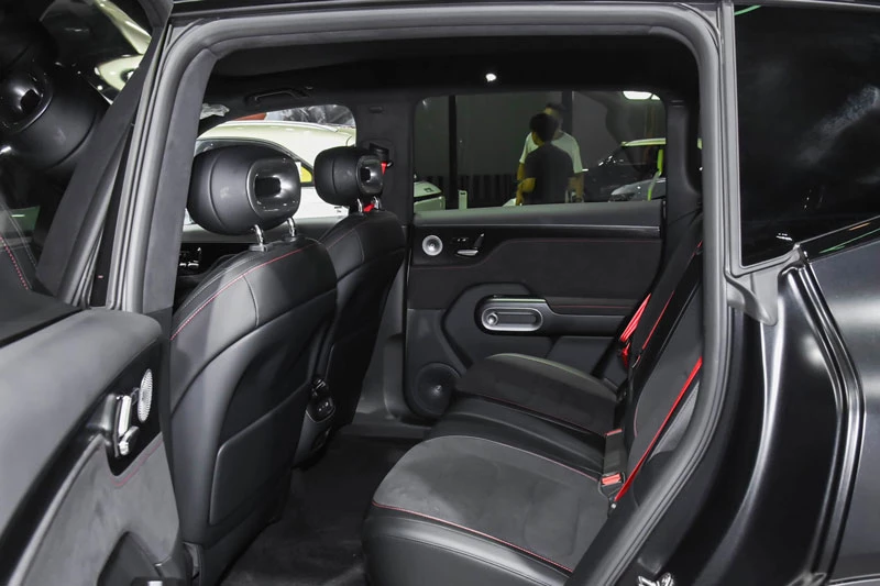 SUV dài hơn 4,7 mét, công suất 646 mã lực, giá gần 1,5 tỷ đồng - Hình 5