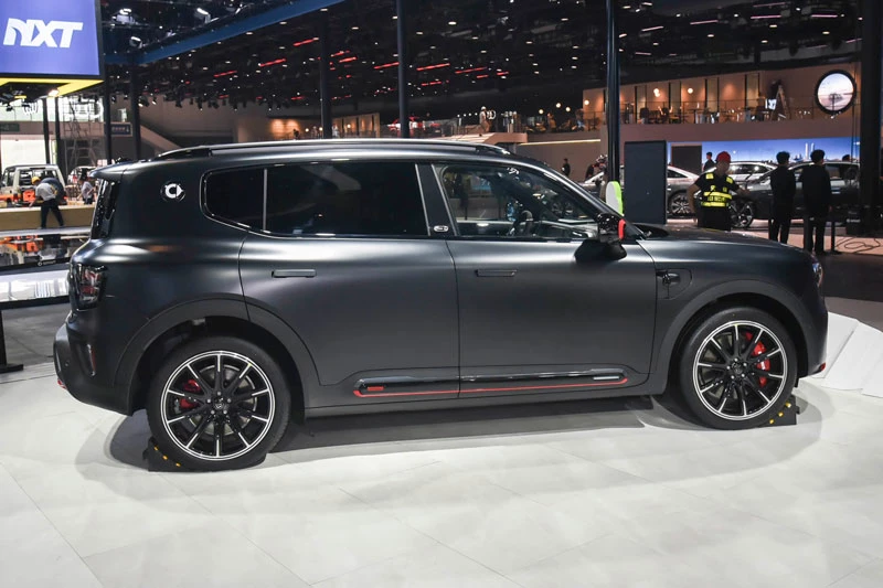 SUV dài hơn 4,7 mét, công suất 646 mã lực, giá gần 1,5 tỷ đồng - Hình 2