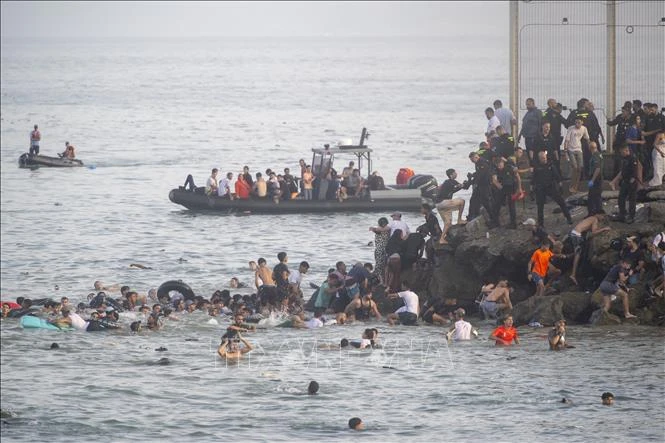 Bi kịch hàng trăm trẻ em di cư kẹt tại Ceuta sau làn sóng vượt biên ồ ạt - Hình 1