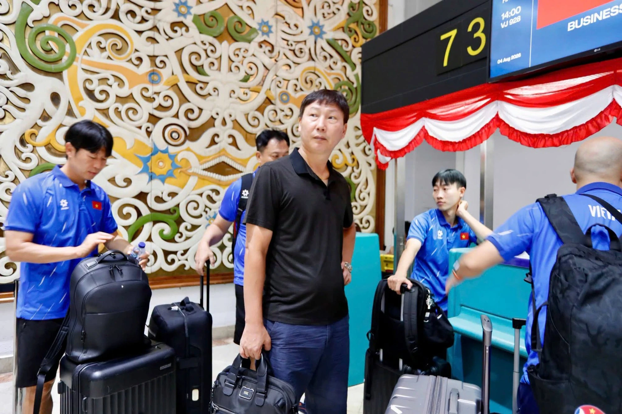 Bùi Hoàng Việt Anh xuất hiện với vết băng trên trán, tuyển Việt Nam mang 3 điểm về nước - Hình 1