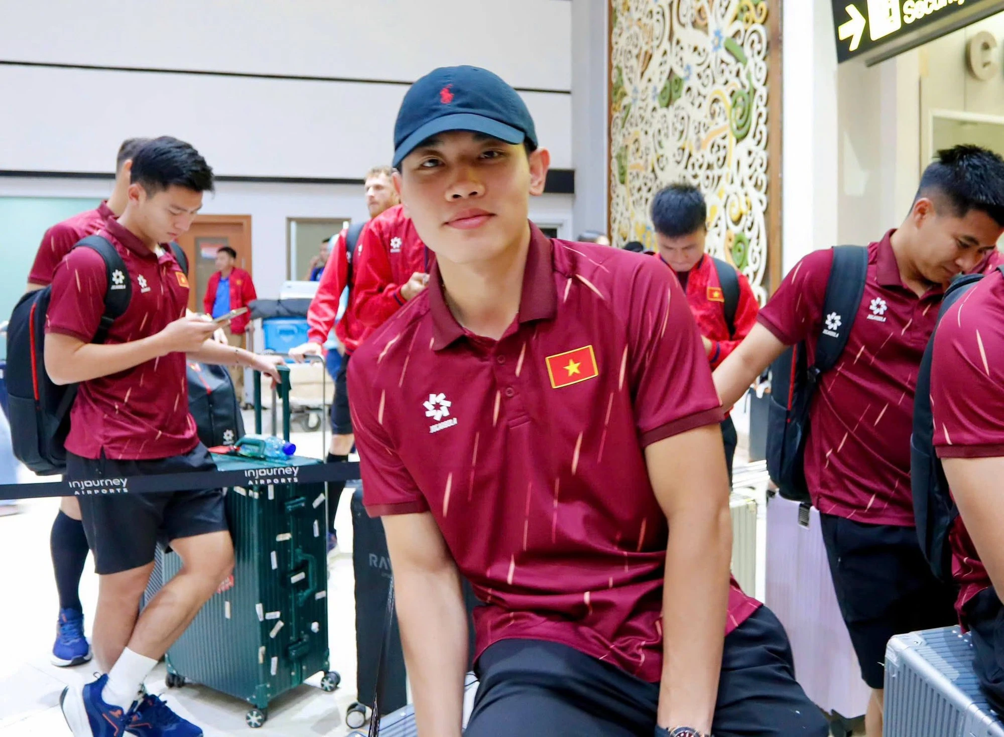 Bùi Hoàng Việt Anh xuất hiện với vết băng trên trán, tuyển Việt Nam mang 3 điểm về nước - Hình 4