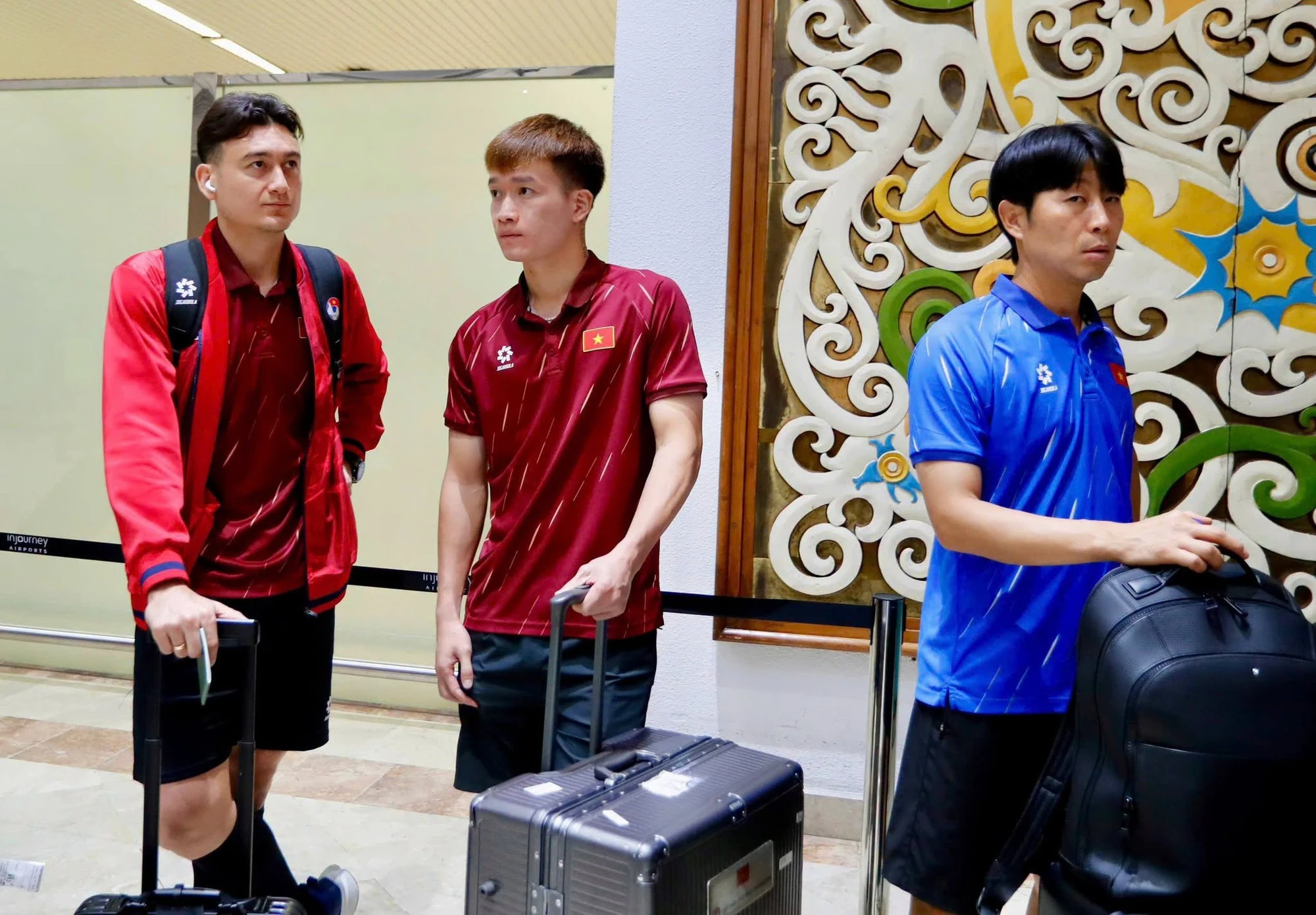Bùi Hoàng Việt Anh xuất hiện với vết băng trên trán, tuyển Việt Nam mang 3 điểm về nước - Hình 6