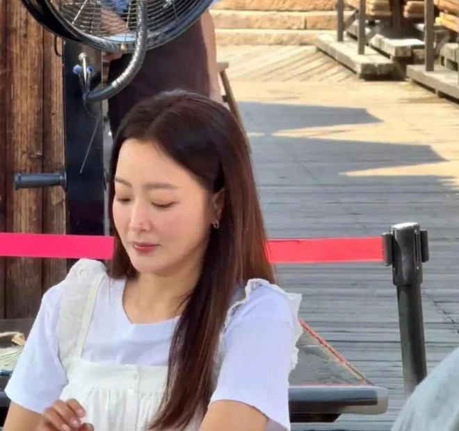 Ngoại hình không tin nổi của mỹ nhân đẹp nhất showbiz sau khi sinh con cho thiếu gia tập đoàn - Hình 4