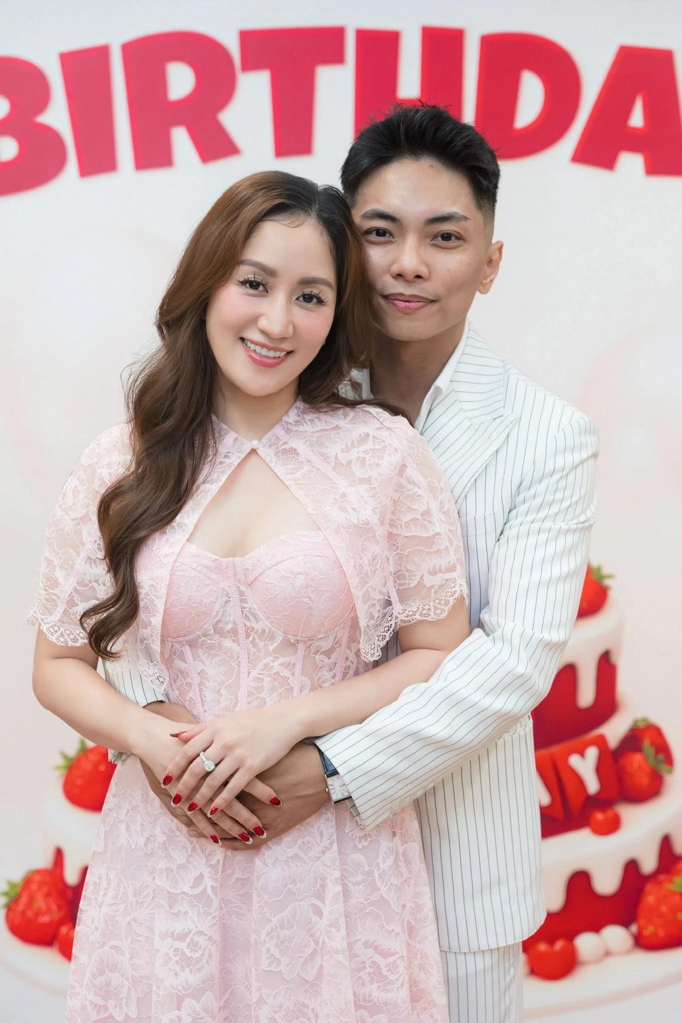 Sao nữ gốc Hà Nội lấy học trò kém 11 tuổi: Từng bị gia đình ngăn cản, thân thiết với tình cũ như người nhà - Hình 2
