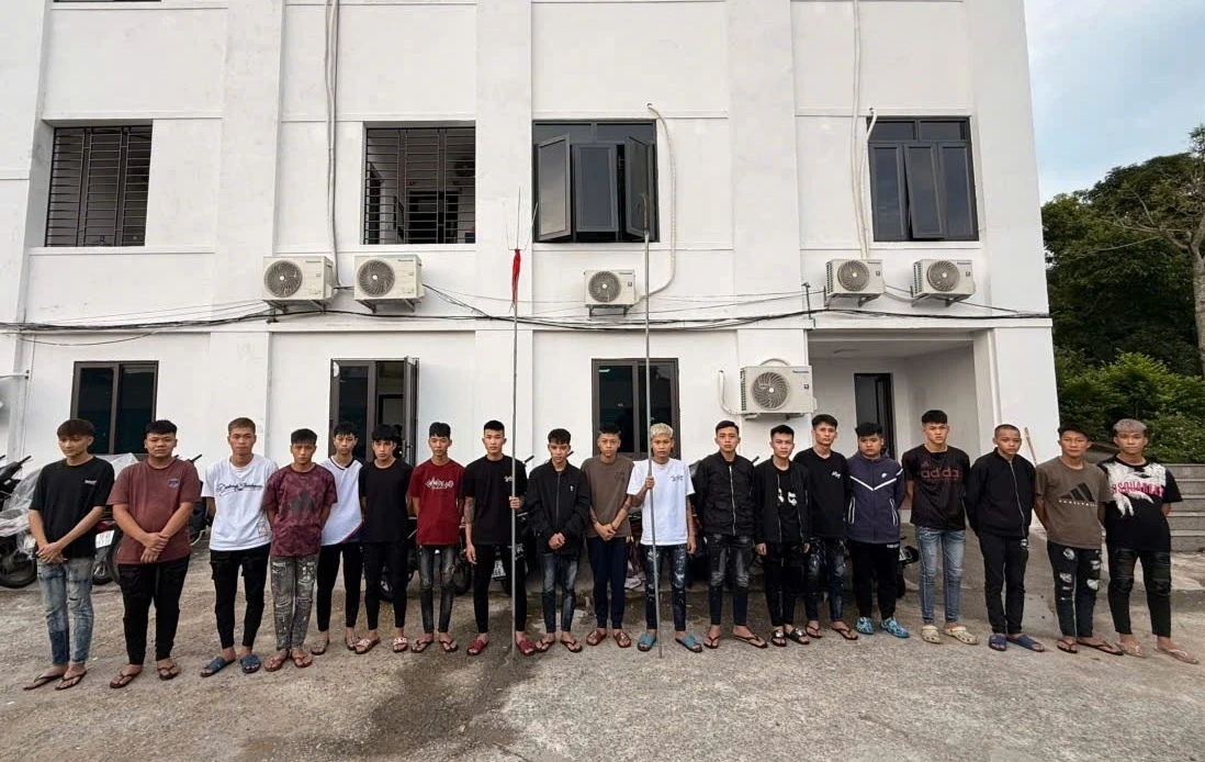 Từ video TikTok, công an làm rõ 15 người cầm hung khí nóng gây rối giữa đêm - Hình 1
