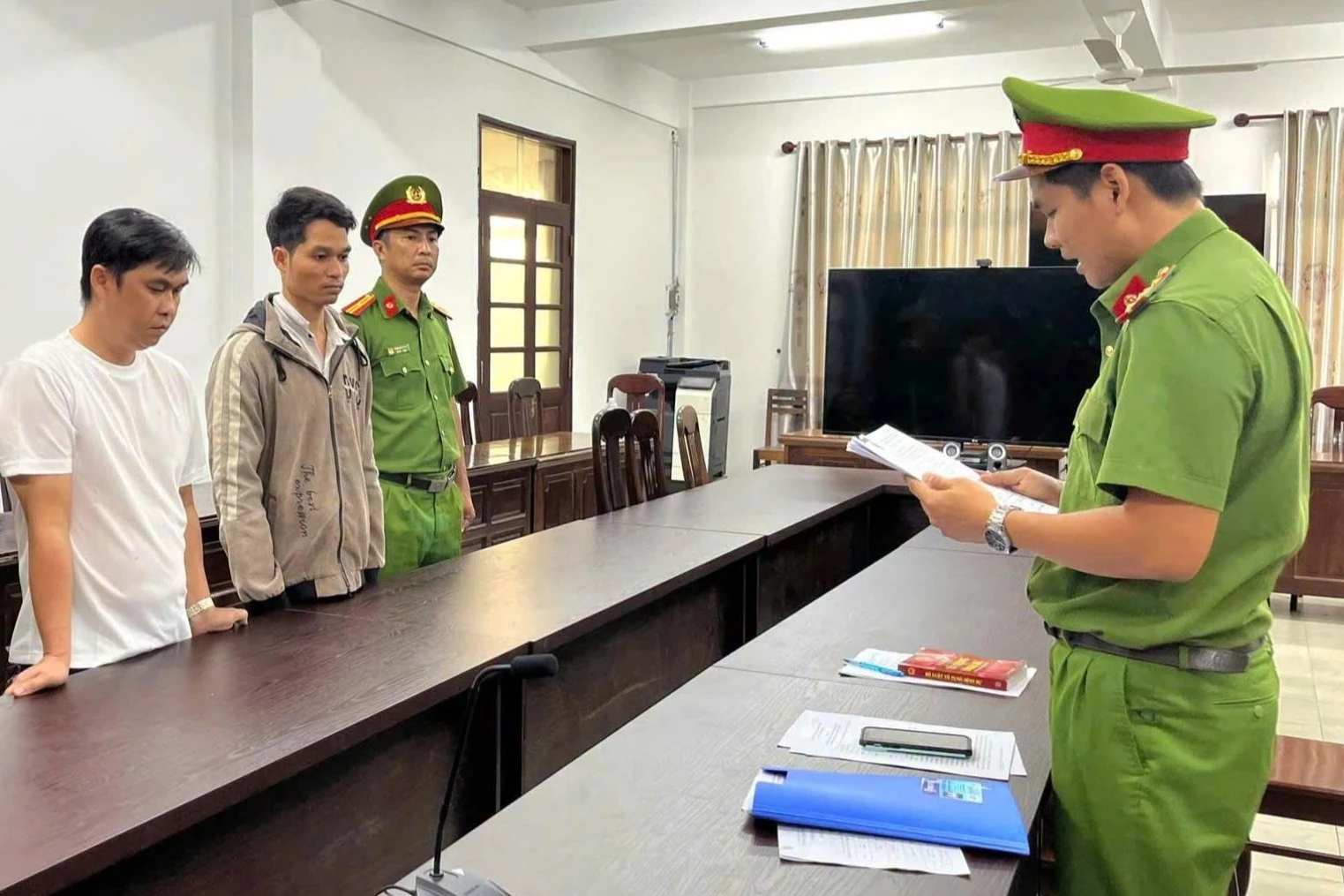 7 cán bộ trạm y tế vẽ bệnh nhân để chiếm đoạt thuốc bảo hiểm - Hình 1